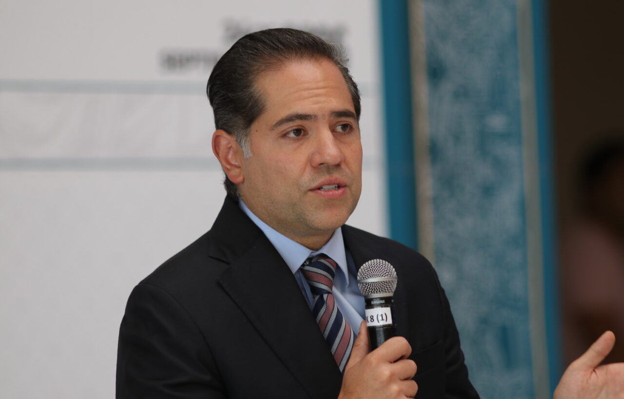 Raúl Bolaños-Cacho Cué habla ante representantes de medios de comunicación.