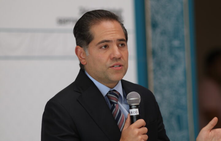 Raúl Bolaños-Cacho Cué habla ante representantes de medios de comunicación.