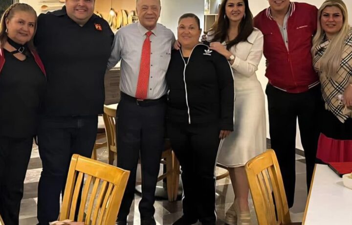 Jorge Iván ‘Yuro’ Luna Sugich y asistentes posan durante un encuentro político en Hermosillo